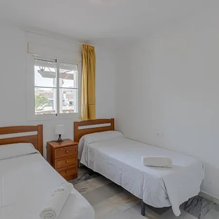 Apartment 3bdr 2 Bath With Parking In The Location *